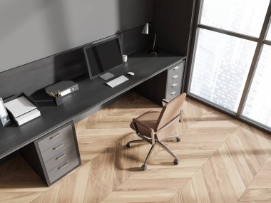 Koltuklu ve bilgisayarlı karanlık ofis manzaralı masa, ahşap zemin. Raflar ve belgelerle dolu bir işyeri köşesi. Gökdelenlerin panoramik penceresi. 3B görüntüleme