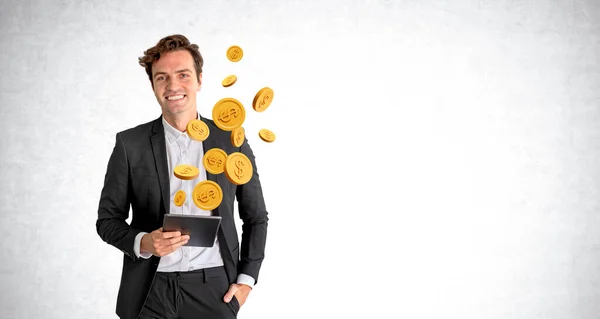Uśmiechnięty Młody Europejski Biznesmen Trzymający Tablet Monetami Dolarowymi Unoszącymi Się — Zdjęcie stockowe