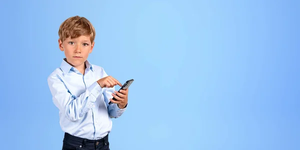 Schooljongen Vinger Aanraken Telefoon Serieus Portret Kijkend Naar Camera Lege — Stockfoto