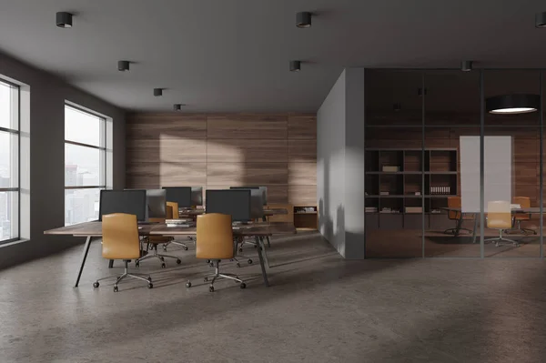 Dunkler Büroinnenraum Mit Coworking Und Konferenzraum Hinter Glastüren Schreibtischreihe Mit — Stockfoto