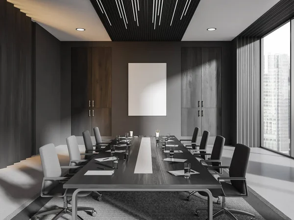 Σκούρο Εσωτερικό Γραφείο Τραπέζι Συνεδριάσεων Πολυθρόνες Και Ντοσιέ Χώρος Εργασίας — Φωτογραφία Αρχείου