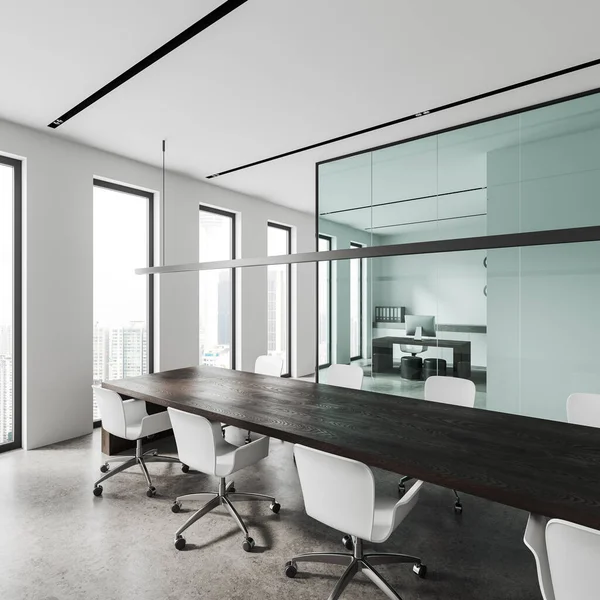 现代会议室的拐角处 有白色和玻璃墙 混凝土地板 长木制会议室 有椅子和首席执行官办公室作为背景 3D渲染 — 图库照片
