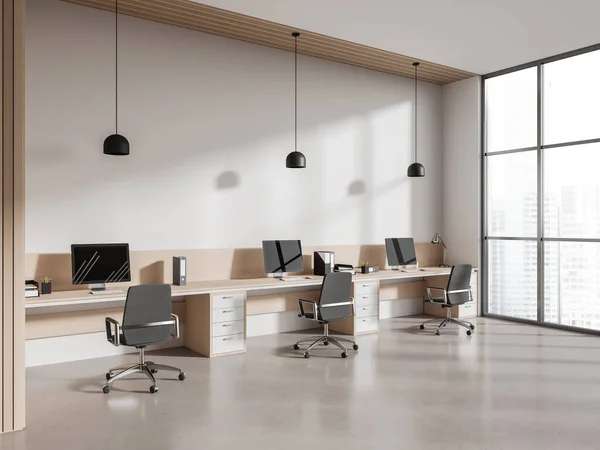白い居心地の良いオフィスは サイドビューでアームチェアやPcコンピュータとインテリアを共同作業 高層ビルの技術 パノラマの窓のある職場のコーナー 3Dレンダリング — ストック写真