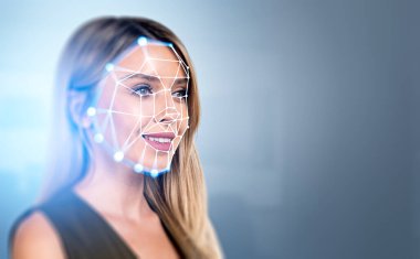 Gülümseyen iş kadını portresi ve dijital biyometrik tarama hologramı, yüz tanıma ve tanıma. Yüz tanıma ve yapay zeka kavramı. Boşluğu kopyala