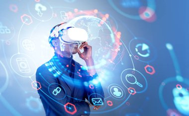 VR kulaklıklı iş adamı sanal dünya ile dijital arayüzü izliyor, çarkıfelek, bulut verisi ve sosyal medya ile hologramı daire içine alıyor. Meta evren kavramı, modern teknoloji, uluslararası ticaret