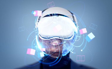 VR gözlüklü siyah iş adamı portresi, çift pozlu parlayan dünya küre gövdesi daireler ve engelleme küpleri hologramı. Sanal dünya kavramı