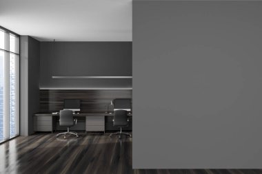 Karanlık işler masasında bilgisayar masaüstü, yerde de koltuklar var. Kullanıcı araçları ile çalışma alanı ve satır pc bilgisayarlar. Gökdelenlerin panoramik penceresi. Fotokopi alanı. 3B görüntüleme