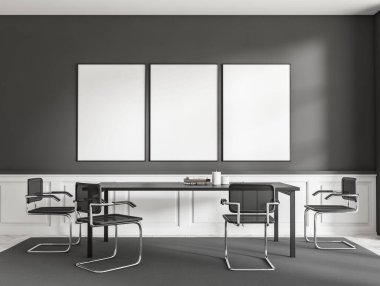 İçi masa ve sandalyelerle dolu karanlık toplantı odası. Minimalist dekorasyonlu yemek alanı, ahşap zeminde halı. Arka arkaya üç tane poster. 3B görüntüleme