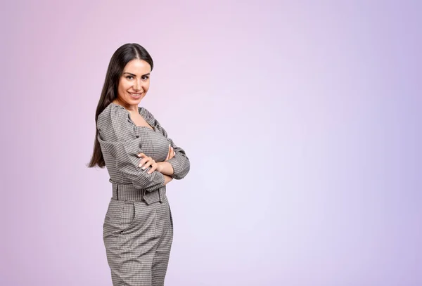 フォーマルウェアを着た笑顔の魅力的な実業家は 背景に空の淡い紫色の壁の近くに交差腕の中に立っている モデル 成功したビジネス人 自信の概念 — ストック写真