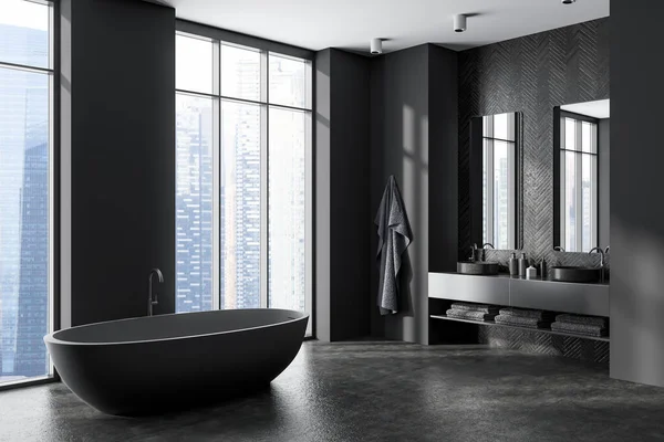 Γωνιακή Άποψη Σκούρο Εσωτερικό Μπάνιο Μπανιέρα Δύο Καθρέφτες Πανοραμικά Παράθυρα — Φωτογραφία Αρχείου