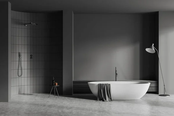 Tmavý Interiér Koupelny Vanou Sprchou Stoličkou Příslušenstvím Prostor Koupání Lampou — Stock fotografie