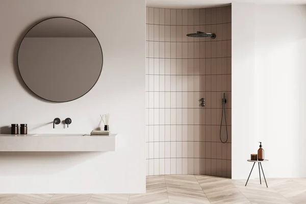前看明亮的浴室内部与大圆形镜子 淋浴器 白色墙壁 凳子与液状肥皂 橡木硬木地板 水处理的概念 3D渲染 — 图库照片
