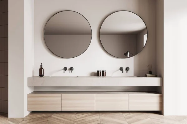 Çift Lavabolu Yuvarlak Aynalı Bej Banyo Içi Ahşap Zeminde Banyo — Stok fotoğraf