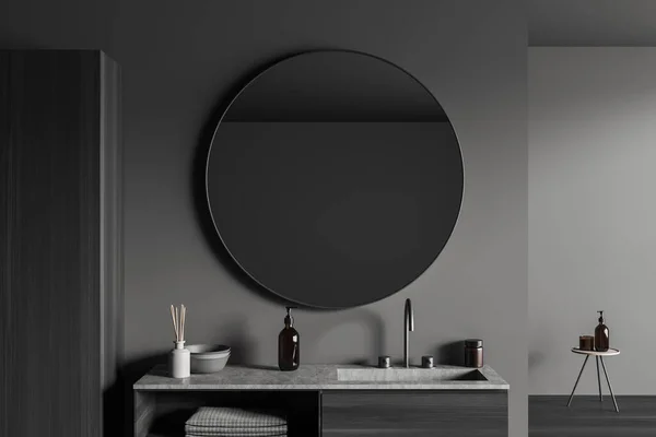 Interior Banheiro Escuro Com Pia Espelho Redondo Dresser Com Acessórios — Fotografia de Stock