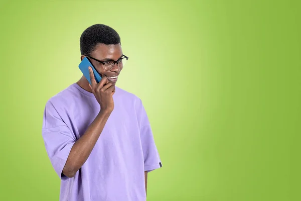 笑顔ハンサムなアフリカ系アメリカ人ビジネスマンの背景には 空の緑の壁の近くのスマートフォンで話してカジュアルな服を着ている 成功したビジネス人 コミュニケーション 会話の概念 — ストック写真