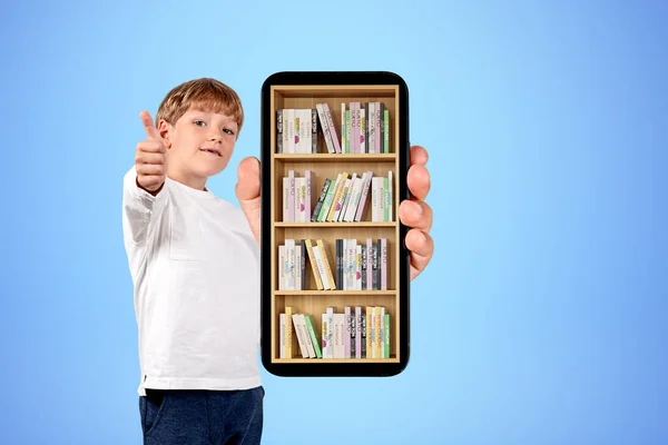 Barnpojke Visar Tummen Upp Och Stor Telefonskärm Med Digitalt Bibliotek — Stockfoto