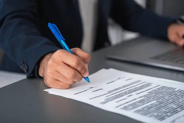 Arabski Biznesmen Długopisem Podpisujący Kontrakt Papierowy Zbliżenie Dokument Biznesowy Biurku — Zdjęcie stockowe
