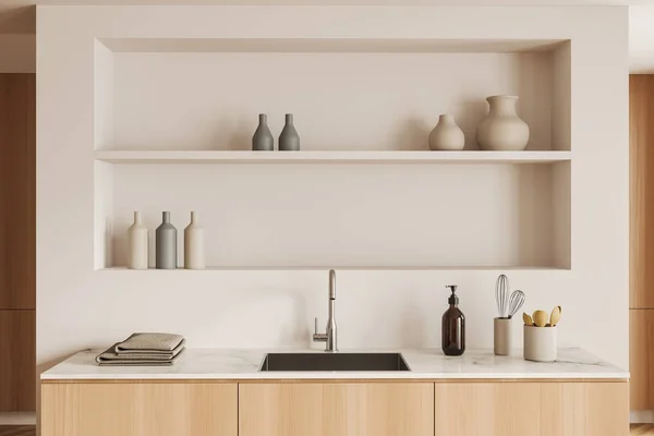 Interior Cozinha Bege Com Pia Eletrodomésticos Prateleira Com Decoração Moderna — Fotografia de Stock