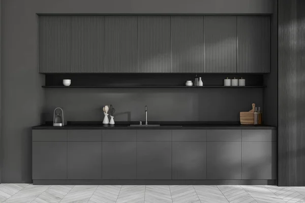 Donker Keukeninterieur Met Keukengerei Het Dek Lichte Hardhouten Vloer Kookruimte — Stockfoto