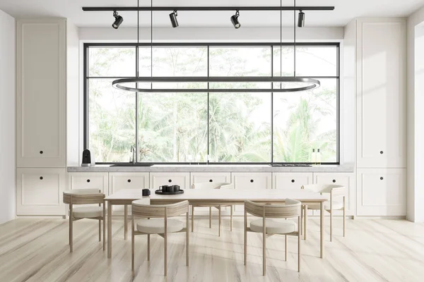 Stylowe Wnętrze Kuchni Stołem Krzesłami Drewnianej Podłodze Kuchnia Minimalistyczne Sztućce — Zdjęcie stockowe
