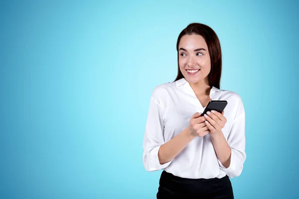 Szczęśliwa Bizneswoman Używająca Telefonu Rękach Portret Patrzący Niebieskie Tło Koncepcja — Zdjęcie stockowe