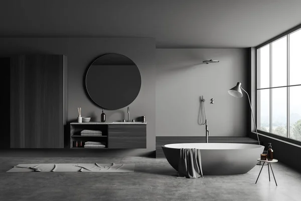 黑暗的浴室内部与水池和淋浴在讲台上 浴缸靠近全景窗口在农村 有浴池配件 灰色混凝土地板的衣橱 3D渲染 — 图库照片