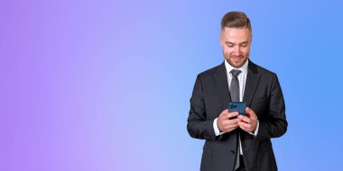 Başarılı bir iş adamı telefon, sosyal medya ve iletişimde daktilo kullanıyor. Siyah takım elbiseyle gülümseyen portre, boş arkaplanı kopyala. Çevrimiçi iş ağı kavramı