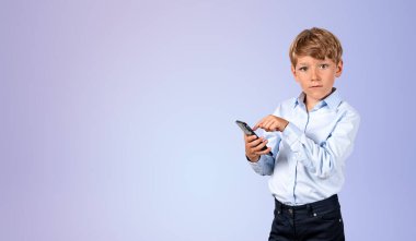 Okullu çocuk parmak dokundurmalı telefon, konsantre portre boş fotokopi alanının arka planına bakıyor. Çevrimiçi alışveriş kavramı, mobil uygulama ve web sitesi
