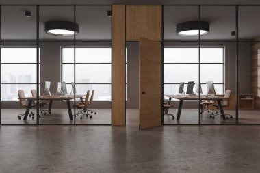 Gri ve cam duvarları olan modern ofis binası, beton zemin ve açık alanda sandalyeli bilgisayar masaları. 3d oluşturma