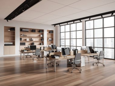 Çalışma masasında koltukları ve bilgisayarı olan samimi bir iç mekan, yan manzara parke zemin. Şehir gökdelenlerinin panoramik penceresiyle birlikte çalışan ofis köşesi. 3B görüntüleme