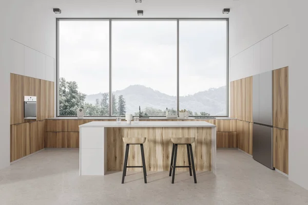 Interior Dapur Rumah Putih Dengan Pulau Bar Dua Bangku Dan — Stok Foto