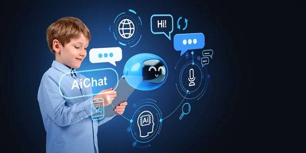 Tabletli Mutlu Çocuk Konuşma Baloncukları Simgelerle Çevrimiçi Sohbet Botu Hologramı — Stok fotoğraf