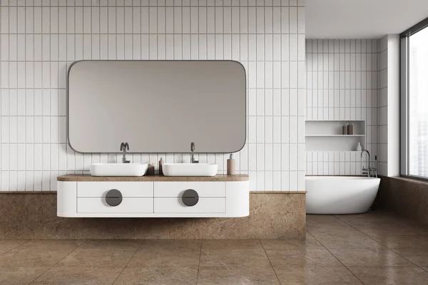 现代浴室内部设有白色瓷砖墙 米黄色瓷砖地板 舒适的浴缸和双层水池 站立在白色柜台和水平镜面上 3D渲染 — 图库照片
