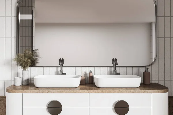 Çift Lavabolu Dekoratif Minimalist Aksesuarlı Modern Banyosu Beyaz Fayans Duvarında — Stok fotoğraf