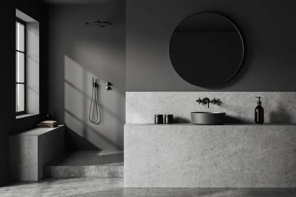 Tmavý Domácí Koupelnový Interiér Betonovým Umyvadlem Zrcadlem Sprchou Pódiu Přepážkou — Stock fotografie