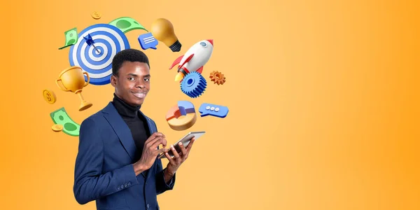 Portrét Usmívajícího Mladého Afroamerického Podnikatele Který Používá Tablet Počítačem Stojícím — Stock fotografie