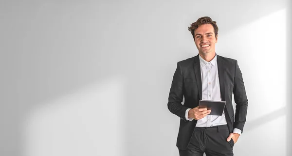 Szczęśliwy Biznesmen Stojący Tabletem Udany Portret Ręką Kieszeni Pustej Przestrzeni — Zdjęcie stockowe