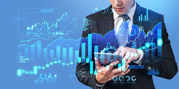 デジタル財務図の二重暴露と青の背景にタブレットコンピュータを使用して認識できないビジネスマン 株式市場と投資アプリの概念 — ストック写真