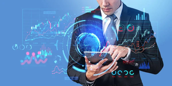 无法辨认的商人使用蓝色背景的平板电脑 双重暴露财务图表和行星全息图 互联网连接 股票市场交易和投资的概念 — 图库照片
