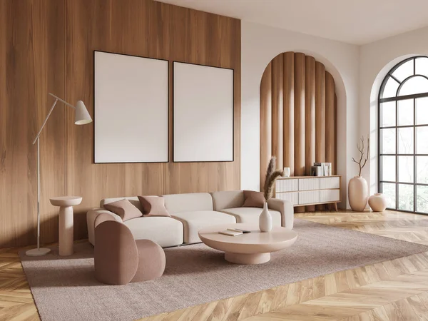白と木製の壁 木製の床 快適なベージュのソファと円形のコーヒーテーブルとドレッサーの近くに立ってアームチェアとモダンなリビングルームのコーナー 縦2枚のモックアップポスター 3Dレンダリング — ストック写真