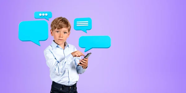 Soustředěné Chlapeček Ruku Dotýkat Smartphone Obrazovce Hlasovými Bublinami Sociální Média — Stock fotografie