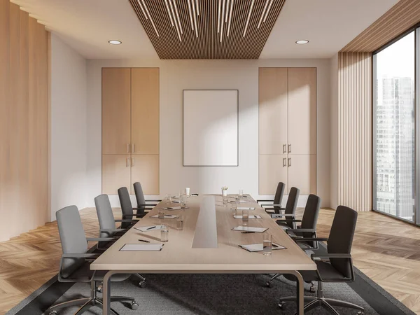 Holzkonferenzraum Mit Besprechungstisch Sesseln Und Klemmbrettern Büro Verhandlungsraum Mit Panoramafenster — Stockfoto