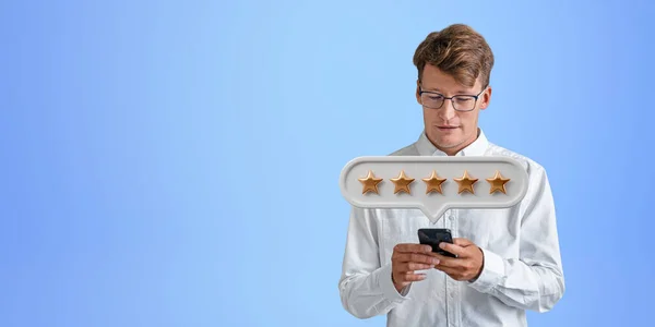 Zufriedener Geschäftsmann Tippt Das Telefon Die Hände Fünf Sterne Sprudeln — Stockfoto