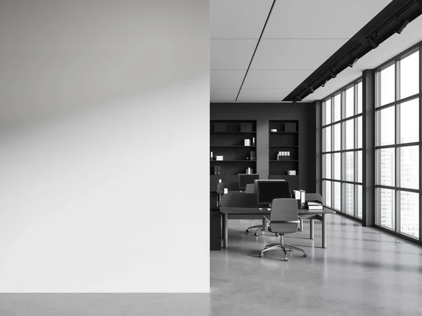 Gri Beyaz Duvarları Beton Zemini Sandalyeli Sıralı Bilgisayar Masaları Klasörlü — Stok fotoğraf