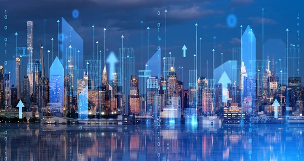 ワイヤーフレームデジタルインターフェイスと矢印の二重露出で夜の近代的な都市のスカイライン スマートシティ モノのインターネット グローバルネットワーク技術の概念 ニューヨーク — ストック写真