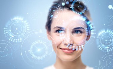 Gülümseyen çekici iş kadını, dijital arayüzde çizgi bağlantılı daire hologramıyla izliyor. İş dünyasındaki modern teknoloji kavramı, yapay zeka, ilham, hayal gücü.