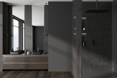 Duş, çift lavabo ve ahşap zemin olan karanlık bir banyo. Minimalist banyo aksesuarları. Şehrin gökdelenlerinin panoramik penceresi. 3B görüntüleme