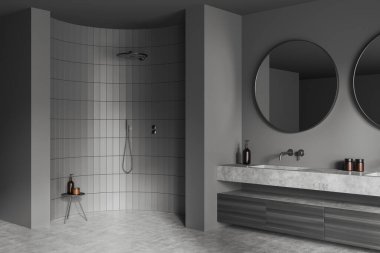 Karanlık banyo iç tarafında iki büyük yuvarlak ayna, duş, lavabo, gri duvarlar, sıvı sabunla kaplı tabure, beton zemin. Su arıtma kavramı. 3d oluşturma