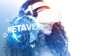 Siyah iş kadını, VR gözlüklü gülümseyen portre, ışıldayan gövde küresi, metazom hologram, çift pozlama. Gelecekçi teknoloji kavramı