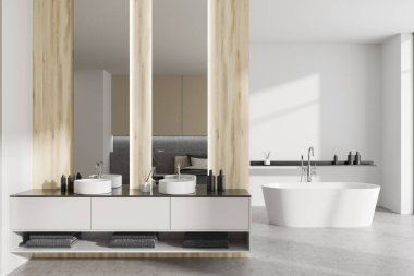 Işıl ışıl banyo manzarası, iki ayna, küvet, lavabo, beyaz duvarlar, musluğun altındaki havluklu raflar, sıvı sabun. 3d oluşturma